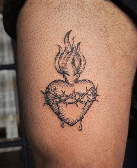 Tatuaggio tradizionale del Sacro Cuore di Gesù con fiamme e spine