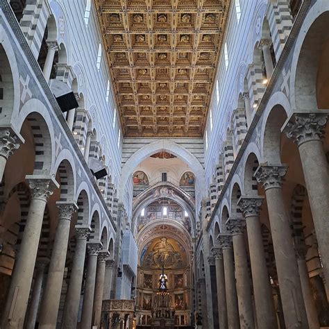 Interno della Cattedrale di Monopoli con navate e altare