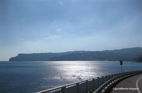 Veduta panoramica della costa ligure da Montallegro