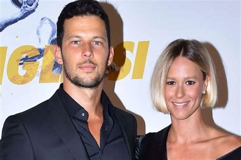 Dettaglio degli abiti di Federica Pellegrini e Matteo Giunta al battesimo della figlia Matilde.