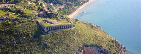 Veduta panoramica del Tempio di Giove Anxur arroccato sul Monte Sant'Angelo con vista sul Mar Tirreno