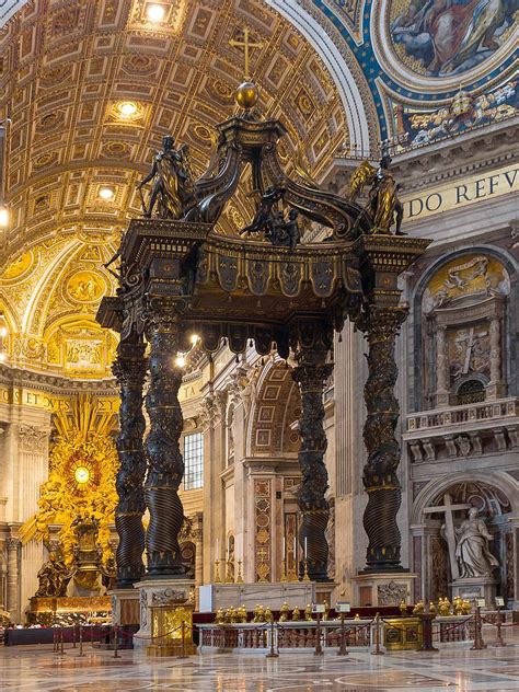 Statua di San Giacomo e baldacchino barocco nell'Altare Maggiore