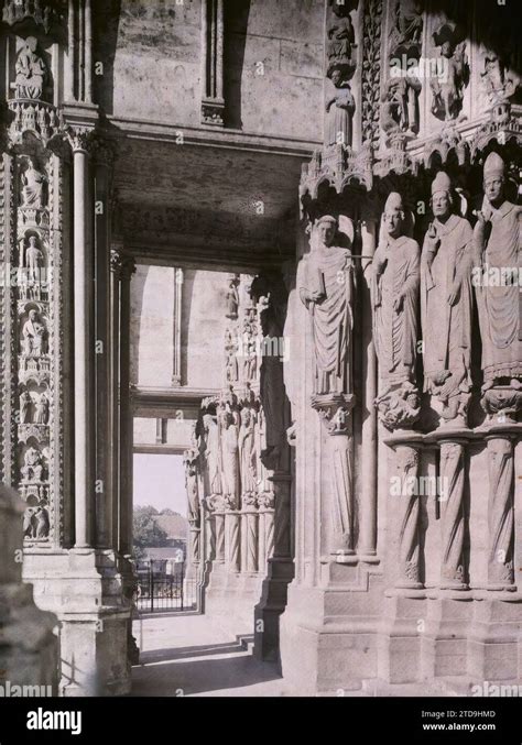 Dettaglio delle sculture policrome del Portico della Gloria