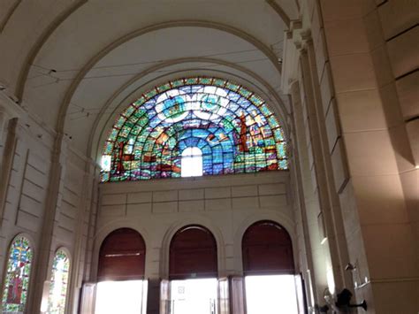 Interno della chiesa superiore del Santuario, con la grande vetrata concava