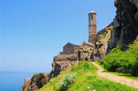 Ricostruzione storica della Cattedrale di Sant'Antonio Abate a Castelsardo, mostrando le fasi di ampliamento dal romanico al gotico-rinascimentale.