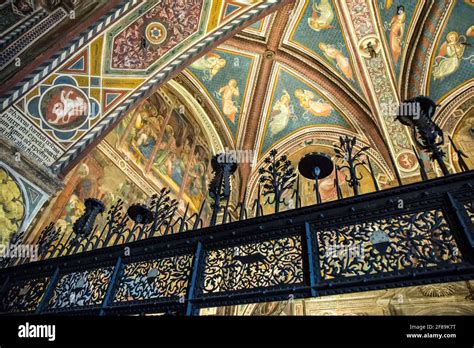 Dettaglio degli azulejos nella cappella della Vergine della Cattedrale di Castelsardo.
