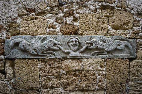 Chiesa di San Rocco a Pitigliano con bassorilievo medievale