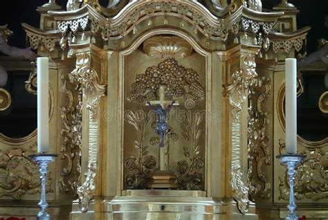 Immagine di un crocifisso posizionato su un altare durante una celebrazione religiosa.