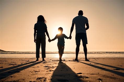 famiglia che si tiene per mano in un ambiente sereno, simbolo di unità e pace