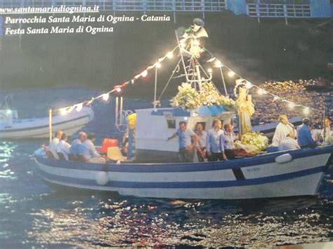 Foto della processione sul mare con barche da pesca