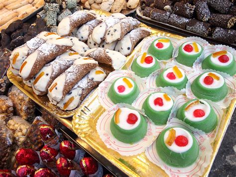 Illustrazione dei dolci tipici siciliani per l'Immacolata