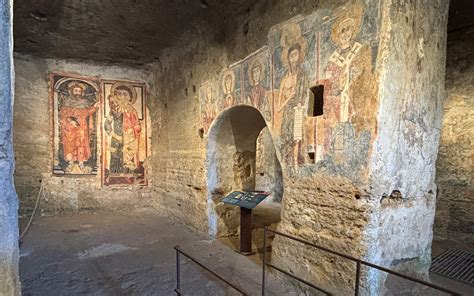Foto degli affreschi all'interno della chiesa rupestre di Lentini