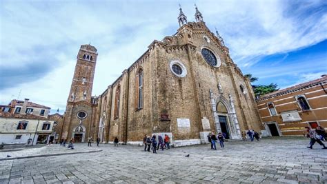 Veduta esterna della Basilica dei Frari a Venezia, con la sua architettura gotico veneziana in cotto e pietra d'Istria
