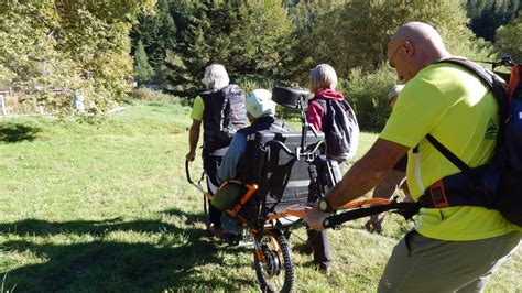 Immagine di joelette o persone con disabilità che partecipano a un'escursione