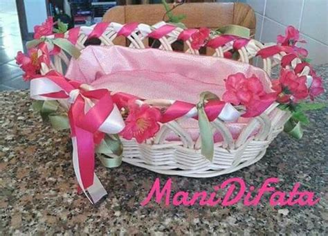 Cesto decorato con bomboniere per cerimonia, con nastri e piccoli fiori