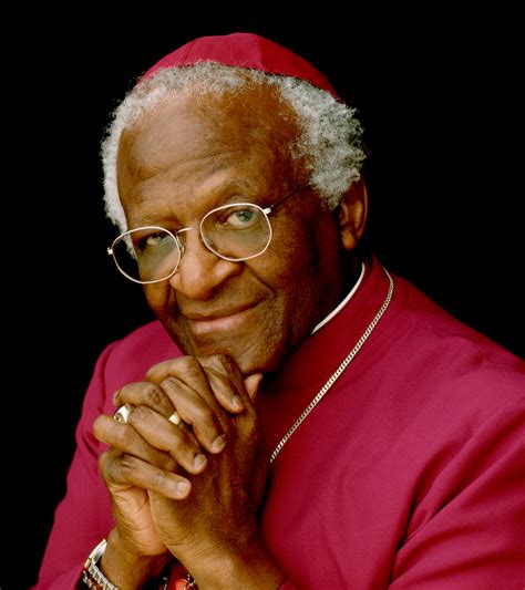 Foto di Desmond Tutu in abiti sacerdotali