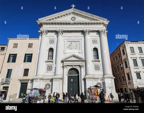 Infografica dettagliata dell'architettura esterna della Chiesa di Santa Maria della Visitazione