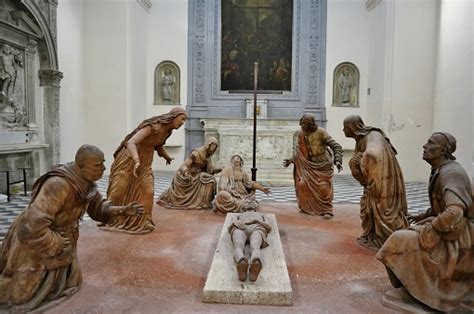 Foto dell'altare maggiore e del gruppo scultoreo della Visitazione all'interno della chiesa