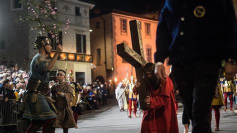 foto di una processione cristiana storica o medievale
