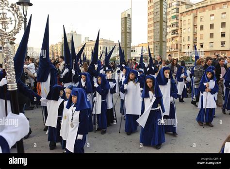 foto suggestiva di una processione della Settimana Santa in Andalusia