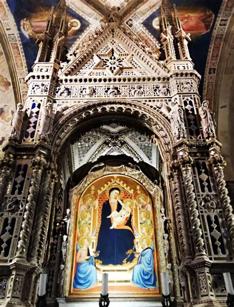 Vista frontale del Tabernacolo dell'Orcagna a Orsanmichele con dettagli della decorazione