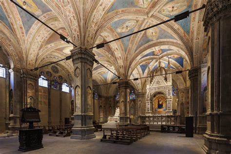 Orsanmichele con le sue grandi bifore e l'architettura esterna