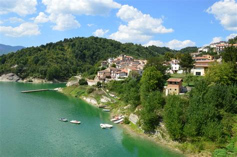 foto aerea del Monastero di Borgo San Pietro con vista sul Lago del Salto