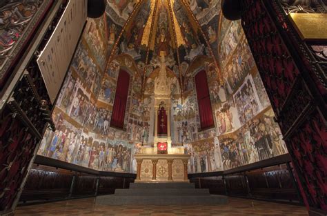 interno della Cappella di Santa Filippa con l'urna e il reliquario