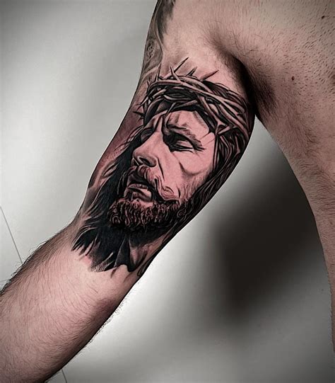 tatuaggio realistico della Madonna con dettagli floreali