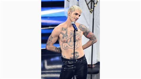 Madonna, la pop star, che mostra il suo tatuaggio del simbolo della Kabbalah