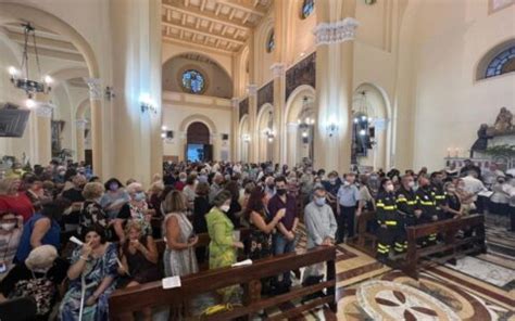 Foto della comunità parrocchiale durante l'accoglienza delle religiose