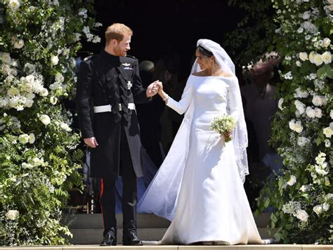Meghan Markle in abito da sposa Givenchy che cammina nella navata