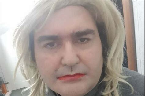Foto di repertorio di Rosario Muniz durante una sua performance, con un look eccentrico e colorato.