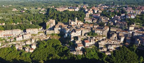 Foto aerea di Medjugorje che mostra l'espansione urbana e gli alberghi