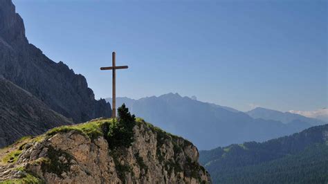 Vista del monte Krizevac con il sentiero roccioso e la croce in cima