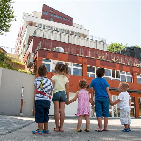 Interno dell'Orfanotrofio Obiteljski Centar Ivan Pavao II con bambini e suore