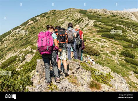 Foto di pellegrini che camminano su un sentiero verso un luogo sacro