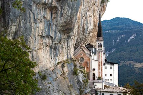 Vista panoramica del Santuario di San Besso, incastonato nella roccia del Monte Fautenio.