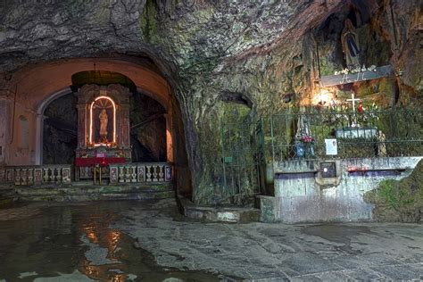 Il Santuario di Santa Lucia a Villanova Mondovì, aggrappato alla parete rocciosa.