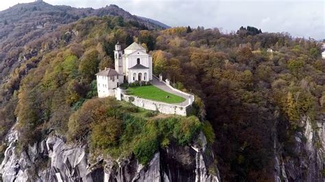 Il Santuario Madonna del Sasso con vista panoramica sul Lago d'Orta.