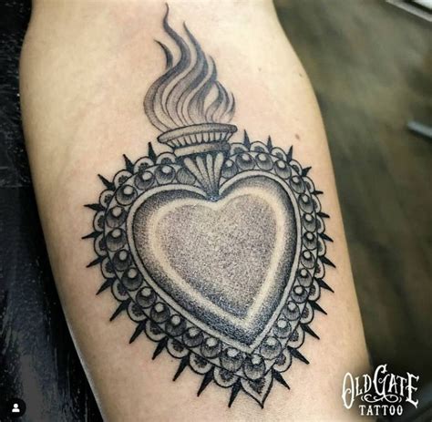 tatuaggio del Sacro Cuore in stile tradizionale old school sul petto