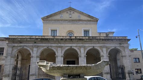 Tematica foto della chiesa di Santa Maria in Domnica, facciata e piazza della Navicella con la fontana