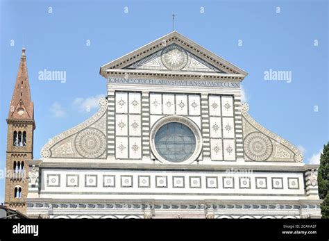 Foto ravvicinata della facciata rinascimentale di Santa Maria in Domnica con il portico