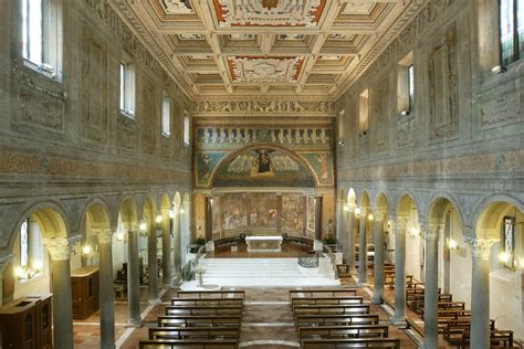 Interno della chiesa di Santa Maria in Domnica, con le navate e il soffitto a cassettoni