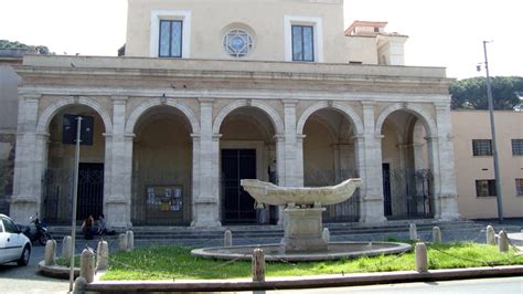 Foto della Fontana della Navicella di fronte alla chiesa