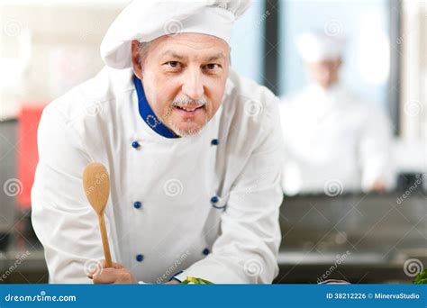 Ritratto di un cuoco eretico intento nella sua arte culinaria