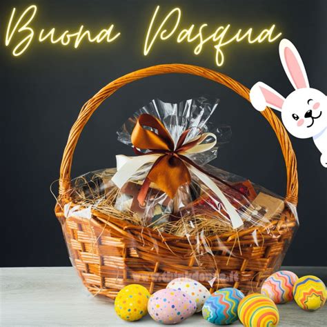 Cesto di uova decorate e alimenti per la benedizione pasquale