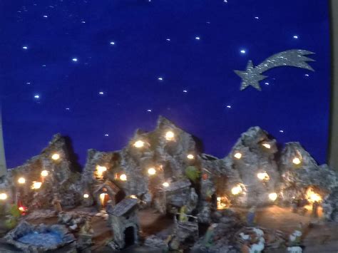 Cielo stellato in un presepe con fibre ottiche e striscia LED