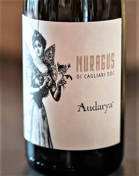 Vigneti di uva Nuragus e bottiglia di vino