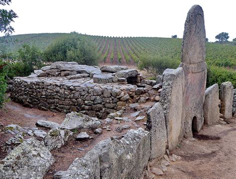 Foto di un'antica Tomba dei Giganti in Sardegna